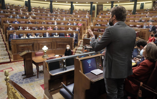 El líder del PP, Pablo Casado, pregunta al presidente del Gobierno, Pedro Sánchez, en la sesión de control al Gobierno en el Congreso de los Diputados, a 29 de septiembre de 2021, en Madrid, (España).
