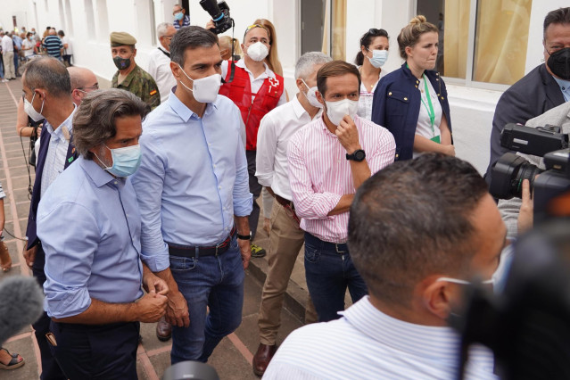 El presidente del Gobierno, Pedro Sánchez (2i) y el presidente del Cabildo de La Palma, Mariano Hernández Zapata (3i), a su llegada al acuartelamiento El Fuerte (Breña Baja), donde se encuentran alojadas personas evacuadas por la erupción del volcán de Cu