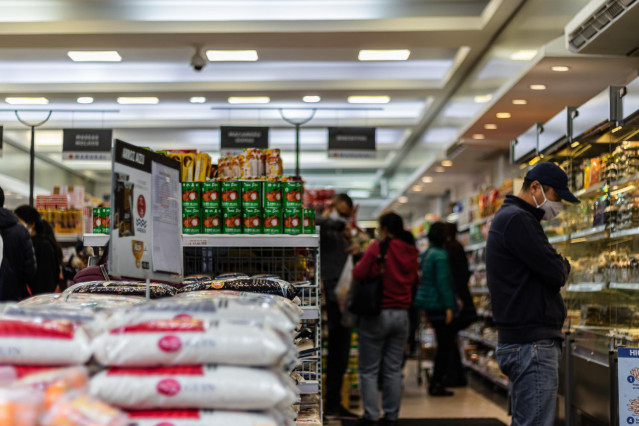 Archivo - Gente comprando en un supermercado