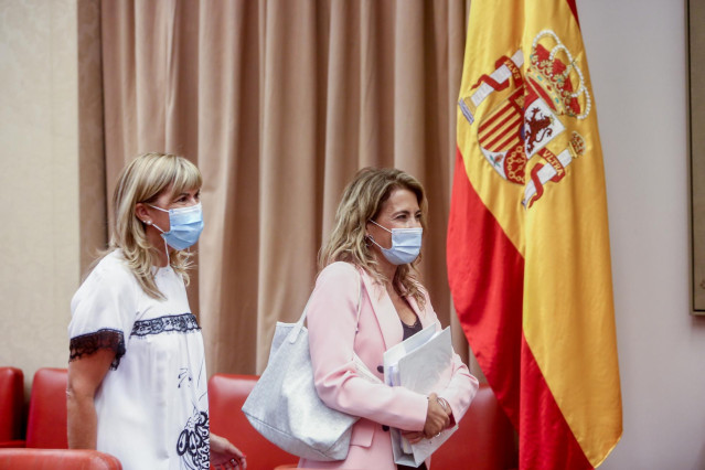 La ministra de Transportes, Movilidad y Agenda Urbana, Raquel Sánchez (d), a su llegada a la Comisión de Transportes, Movilidad y Agenda Urbana, en el Congreso de los Diputados, a 16 de septiembre de 2021, en Madrid (España). La comparecencia tiene lugar
