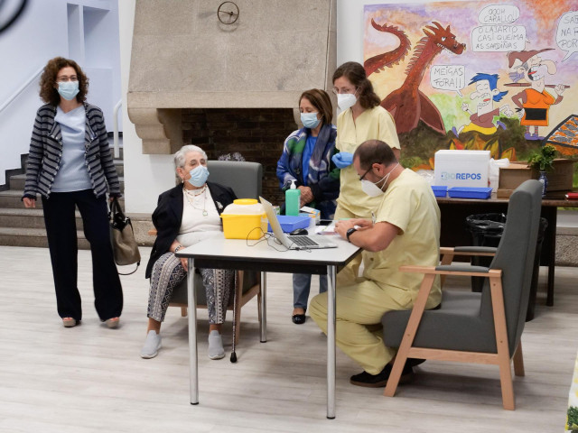 Una anciana recibe la vacuna anti Covid en una residencia.