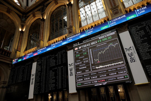 Valores del Ibex 35 en el Palacio de la Bolsa de Madrid, a 6 de septiembre de 2021, en Madrid (España). La oposición de los accionistas de las empresas del Ibex 35 a los planes de remuneración de ejecutivos de dichas compañías se ha duplicado este año, se