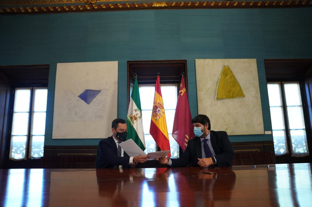 Juanma Moreno (i.) y Fernando López Miras, este miércoles en Sevilla