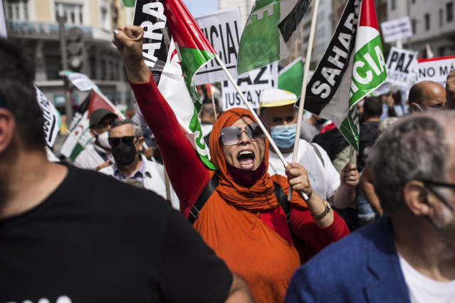 Archivo - Varias personas con banderas y carteles, durante una manifestación por la libertad del Pueblo Saharaui, en la Gran Vía, a 19 de junio de 2021, en Madrid (España). La protesta comenzará en la Plaza de España y llegará hasta la Puerta del Sol, don