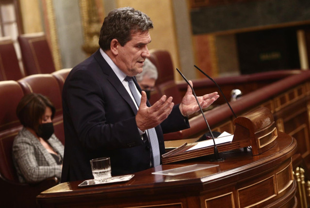 Archivo - El ministro de Inclusión, Seguridad Social y Migraciones, José Luis Escrivá, interviene durante una sesión plenaria en el Congreso