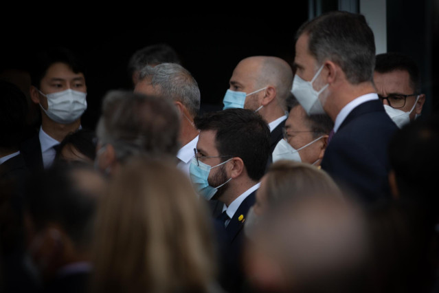 Archivo - El presidente de la Generalitat, Pere Aragonés, y el Rey Felipe VI a su llegada al W Barcelona para asistir a una cena inaugural de la XXXVI reunión anual del Cercle D'Economía, a 16 de junio de 2021