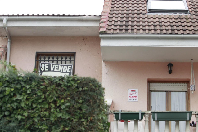 Archivo - Imagen de archivo de la venta de una vivienda de segunda mano.