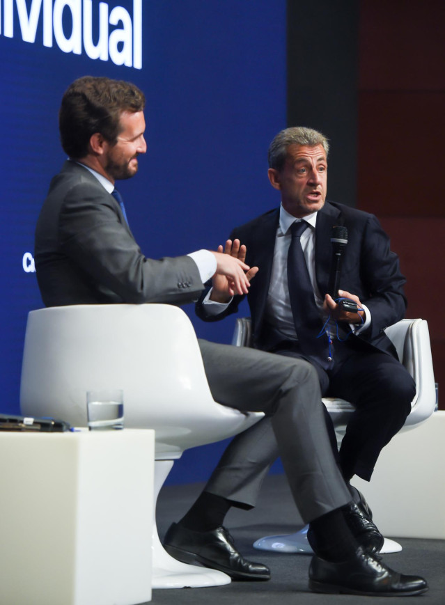 El presidente del PP, Pablo Casado, y el expresidente de Francia Nicolas Sarkozy, durante la mesa titulada ‘La sociedad abierta y sus enemigos’, en el marco de la tercera jornada de la Convención del PP, a 29 de septiembre de 2021, en Madrid (España).
