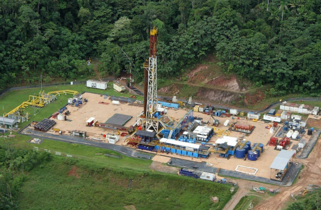 Archivo - Refinería de petróleo.