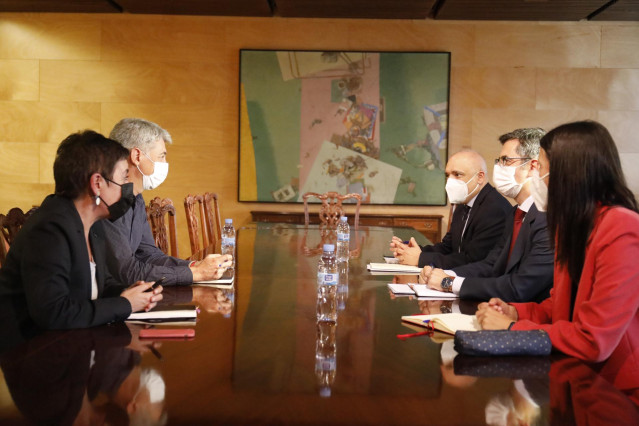 Representantes de EH Bildu en la ronda de contactos con el ministro Félix Bolaños y la delegación que negocia los próximos presupuestos del Estado
