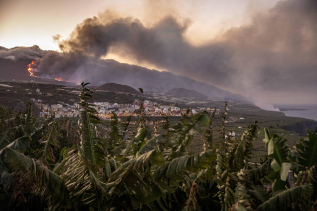 Columna de humo y lava del volcán de Cumbre Vieja a su llegada al Océano Atlántico, a 29 de septiembre de 2021