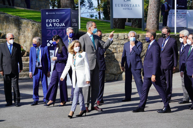 (I-D) La vicepresidenta primera del Gobierno y ministra de Asuntos Económicos y Transformación Digital, Nadia Calviño; el Rey Felipe VI y el presidente de la Xunta de Galicia, Alberto Núñez Feijoo.