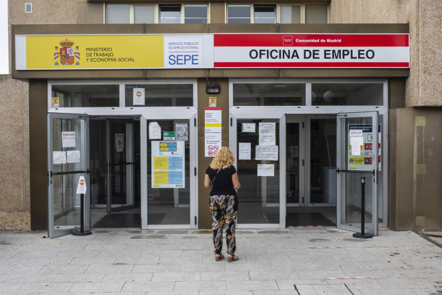 Una mujer a las puertas de una oficina del SEPE y oficina de empleo de la CAM