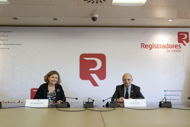 La decana del Colegio de Registradores, María Emilia Adán, y el presidente del Consejo Superior de Colegios de Arquitectos de España (CSCAE)