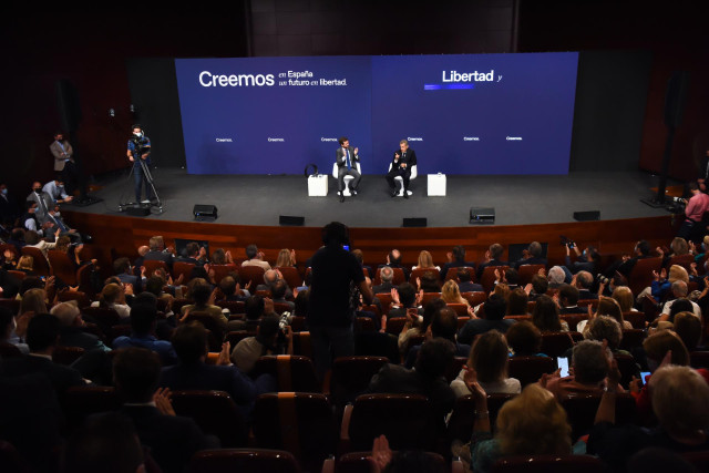 El presidente del PP, Pablo Casado, y el expresidente de Francia Nicolas Sarkozy, en la tercera  jornada de la Convención Nacional del PP celebrada en Madrid.