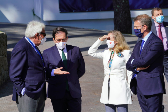 El expresidente del Gobierno Felipe González; el ministro de Exteriores,  José Manuel Albares; la vicepresidenta primera del Gobierno, Nadia Calviño y el presidente de la Xunta de Galicia, Alberto Núñez Feijoo, a su llegada al del III Foro La Toja.