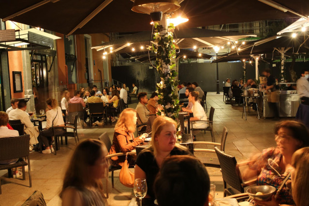 Archivo - Varias personas en una terraza en  Madrid