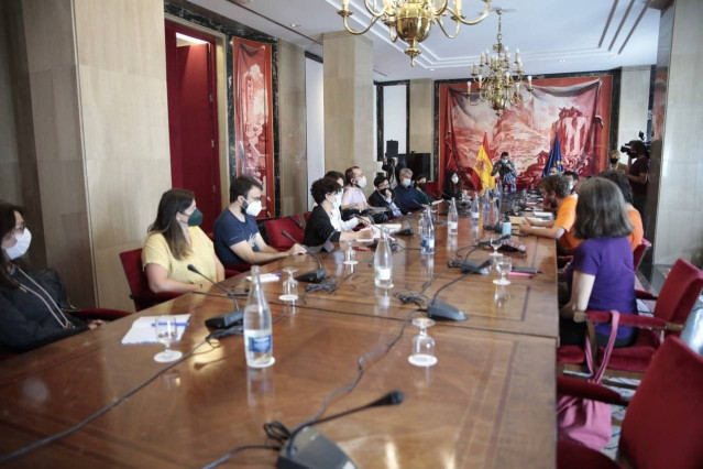 Reunión de CCOO, UGT, la PAH y Sindicato de Inquilinos con Unidas Podemos, ERC, Bildu, Junts, la CUP, Más País, NC, y Compromís para presentarles una nueva Ley de Vivienda