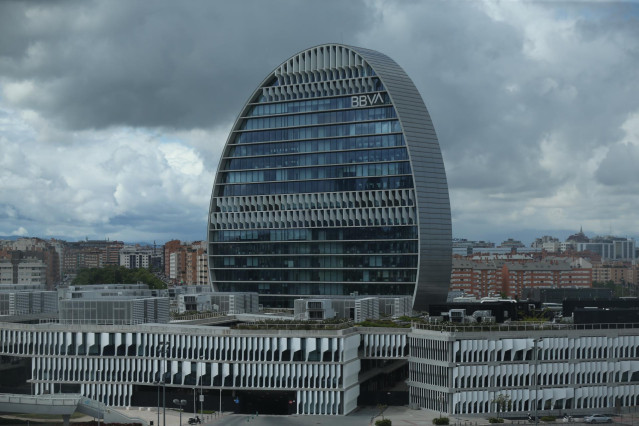 Archivo - Edificio de la sede de BBVA en Madrid, conocido como ‘La Vela’