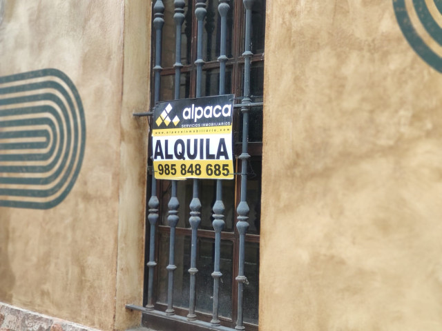 Archivo - Cartel de 'Se alquila' en una vivienda en alquiler en Asturias, en una imagen de archivo.
