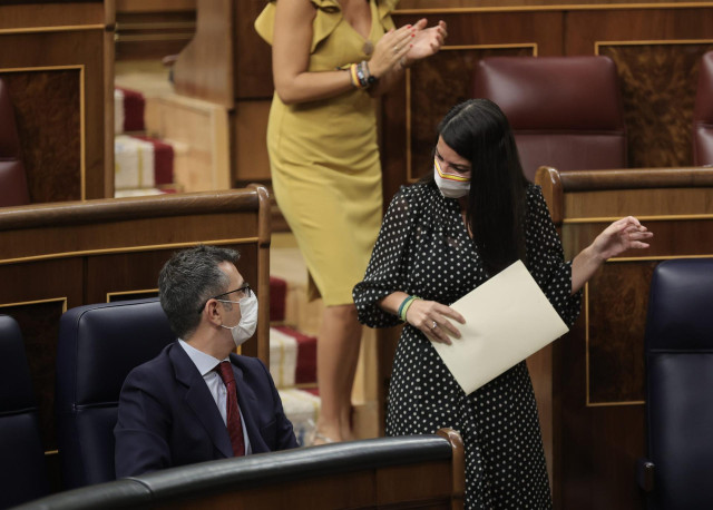 La portavoz adjunta de Vox en el Congreso, Macarena Olona (d) y el ministro de Presidencia, Relaciones con las Cortes y Memoria Democrática, Félix Bolaños, (i), en una sesión plenaria de la Cámara Baja