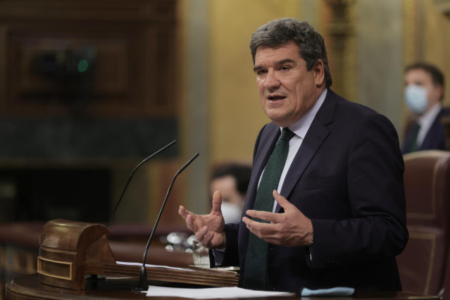 El ministro de Inclusión, Seguridad Social y Migraciones, José Luis Escrivá, en una sesión plenaria del Congreso