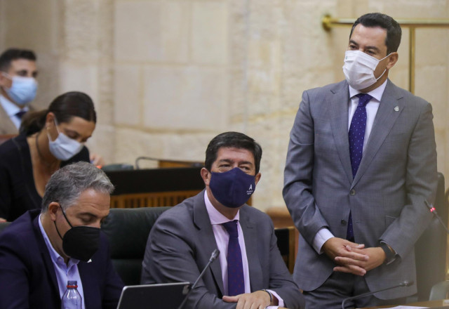 El presidente de la Junta, Juanma Moreno, este jueves durante la sesión de control al Gobierno en el Pleno del Parlamento de Andalucía.