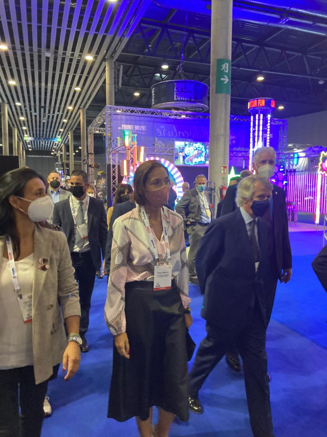 La ministra de Industria, Comercio y Turismo, Reyes Maroto, en una visita a la Asociación Global para la Industria de las Atracciones (Iaapa)