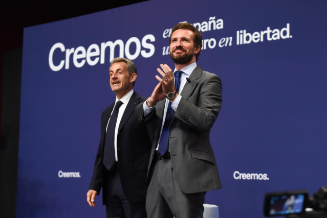 El presidente del PP, Pablo Casado (d) y el expresidente de Francia Nicolas Sarkozy (i), durante la mesa titulada ‘La sociedad abierta y sus enemigos la Convención Nacional del PP.