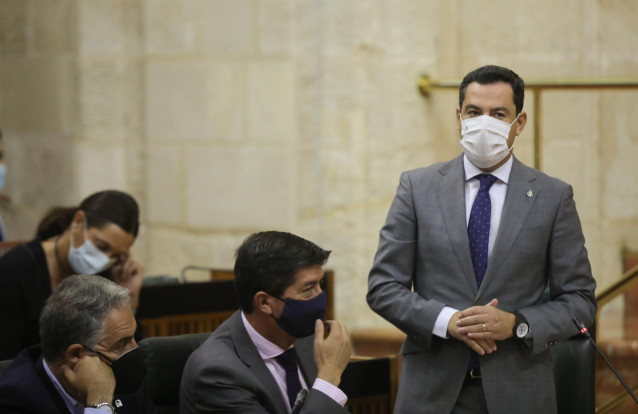 El presidente de la Junta, Juanma Moreno (d), junto al vicepresidente de la Junta, Juan Marín (i), durante su intervención en la sesión de control al Gobierno en la segunda jornada del Pleno del Parlamento de Andalucía. A  30 de septiembre de 2021, en Sev