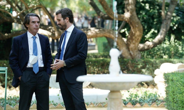 El expresidente del Gobierno José María Aznar junto al presidente del PP, Pablo Casado.