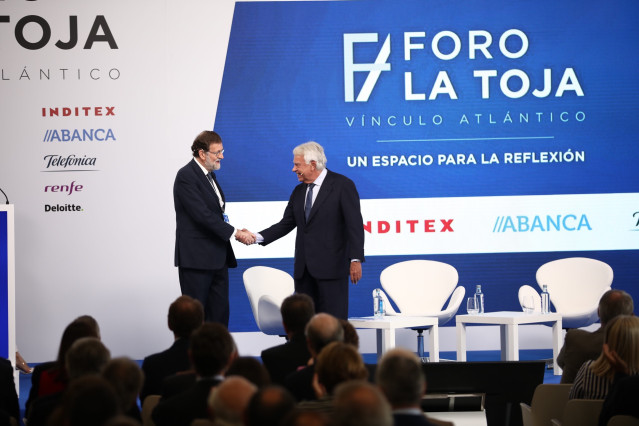 Archivo - Los expresidentes de Gobierno Mariano Rajoy (i) y Felipe González (d) se dan la mano antes de la conversación sobre las ‘Tres miradas sobre España’ durante la segunda jornada del Foro La Toja en O Grove (Pontevedra/Galicia/España), a 4 de octubr