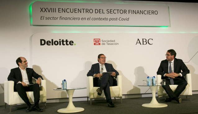 António Simôes (izq), CEO de Santander España, y Peio Belausteguigoitia (dcha), director de España y Portugal de BBVA, en el Encuentro del  Sector Financiero de Deloitte.