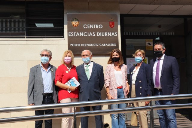 Visita de los responsables del PP al centro de día 'Pedro Hernández Caballero' en Alcantarilla