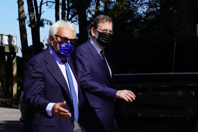 Los expresidentes del Gobierno Felipe González y Mariano Rajoy