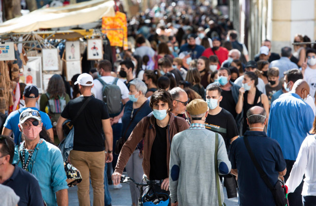 Visitantes pasean por El Rastro, a 26 de septiembre de 2021, en Madrid (España). El tradicional mercadillo madrileño de El Rastro vuelve este domingo a la normalidad pre pandemia con el 100 por ciento de vendedores autorizados y con las medidas de segurid