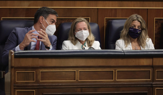 (I-D) El presidente del Gobierno, Pedro Sánchez; la vicepresidenta primera del Gobierno y ministra de Asuntos Económicos y Transformación Digital, Nadia Calviño; y la vicepresidenta tercera y ministra para la Transición Ecológica y el Reto Demográfico, Te