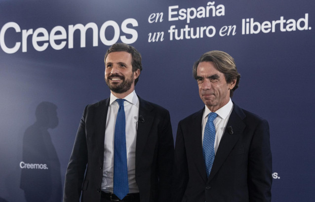 El presidente del PP, Pablo Casado y del expresidente del Gobierno José María Aznar  al inicio de la convención sobre 'La fortaleza de las instituciones' en el marco de la Convención del PP. A 30 de septiembre de 2021, en Sevilla (Andalucía, España).