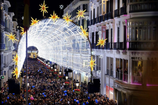 Archivo - Gente en la calle Larios de Málaga en Navidad