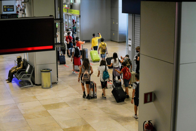 Archivo - Varias personas en la terminal T1 del Aeropuerto Adolfo Suárez Madrid-Barajas.
