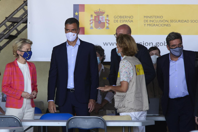 Archivo - La presidenta de la Comisión Europea, Ursula von der Leyen (1i); el presidente del Gobierno, Pedro Sánchez (2i); el ministro de Inclusión, Seguridad Social y Migraciones, José Luis Escrivá (2d), y el presidente del Consejo Europeo, Charles Miche