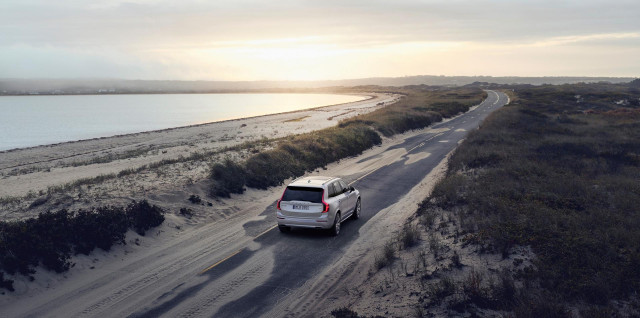 XC90 Recharge Plug-In Hybrid Inscription, in Birch Light metallic