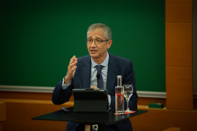 El gobernador del Banco de España, Pablo Hernández de Cos, ofrece una conferencia online sobre política monetaria en el campus de Barcelona de IESE Business School, a 17 de septiembre de 2021, en Barcelona, Catalunya, (España).