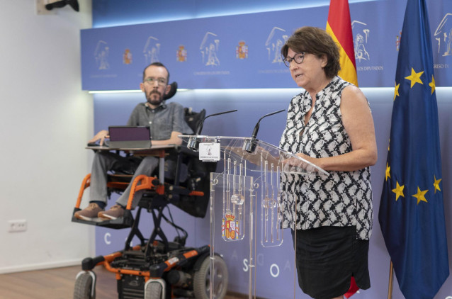 Archivo - El portavoz de Unidas Podemos en el Congreso, Pablo Echenique, y la portavoz de Sanidad de Unidas Podemos en el Congreso, Rosa Medel, intervienen en una rueda de prensa en el Congreso de los Diputados, a 1 de julio de 2021, en Madrid (España). D