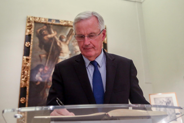 El excomisario europeo Michel Barnier, firma el libro de la Fundación, después de una entrevista con Europa Press en la Fundación Carlos de Amberes, a 30 de septiembre de 2021, en Madrid, (España).