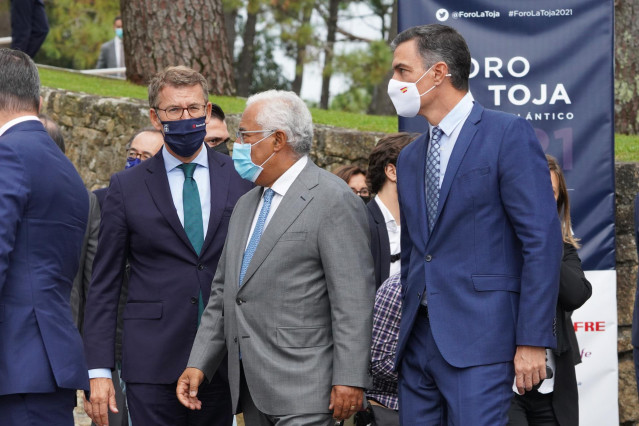 (I-D) El presidente de la Xunta de Galicia, Alberto Núñez Feijoo; el presidente de Portugal, Antonio Costa y el presidente del Gobierno, Pedro Sánchez, a su llegada a la clausura de la III Edición del Foro La Toja 2021, en O Grove
