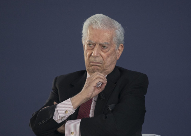 Mario Vargas Llosa (c)