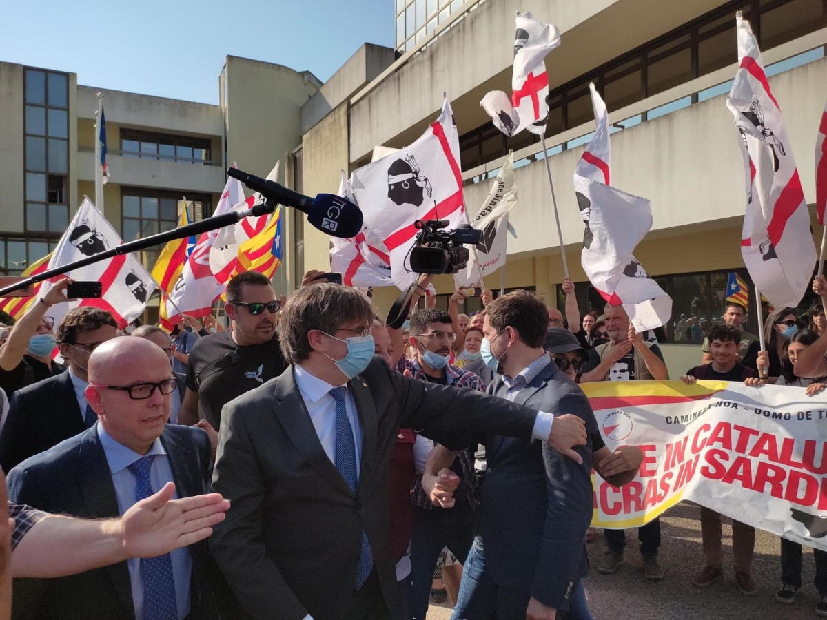 El expresidente de la Generalitat Carles Puigdemont llega al Tribunal de Apelación de Sassari (Italia) para declarar