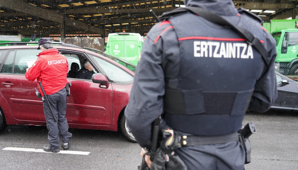 EuropaPress 3530253 varios agentes ertzaintza dan alto control mismo dia entran vigor