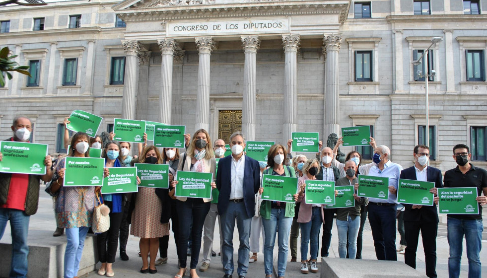 El presidente de Satse, Manuel Cascos, junto a los secretarios generales autonómicos del sindicato, a las puertas del Congreso de los Diputados.